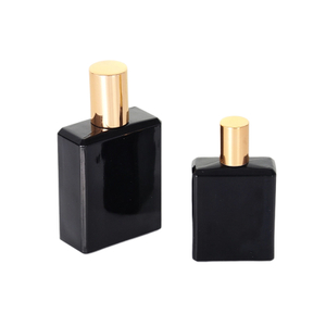 Schwarze und goldene quadratische Parfümflasche