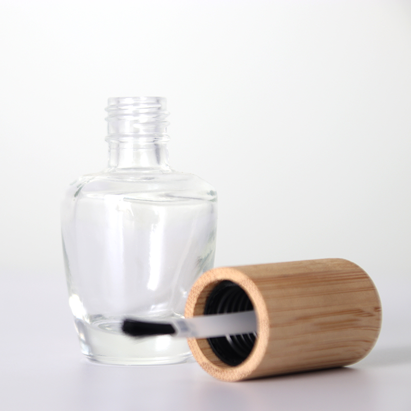 Klare leere Nagellackflasche aus Glas mit Bambusdeckel