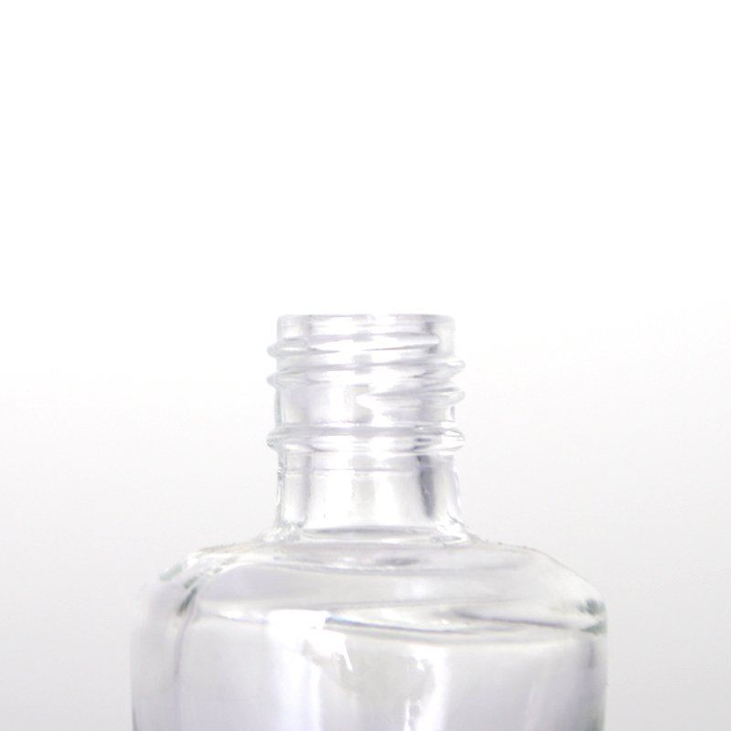 Klare leere Nagellackflasche aus Glas mit Bambusdeckel