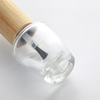 Klare leere Nagellackflasche aus Glas mit Bambusdeckel